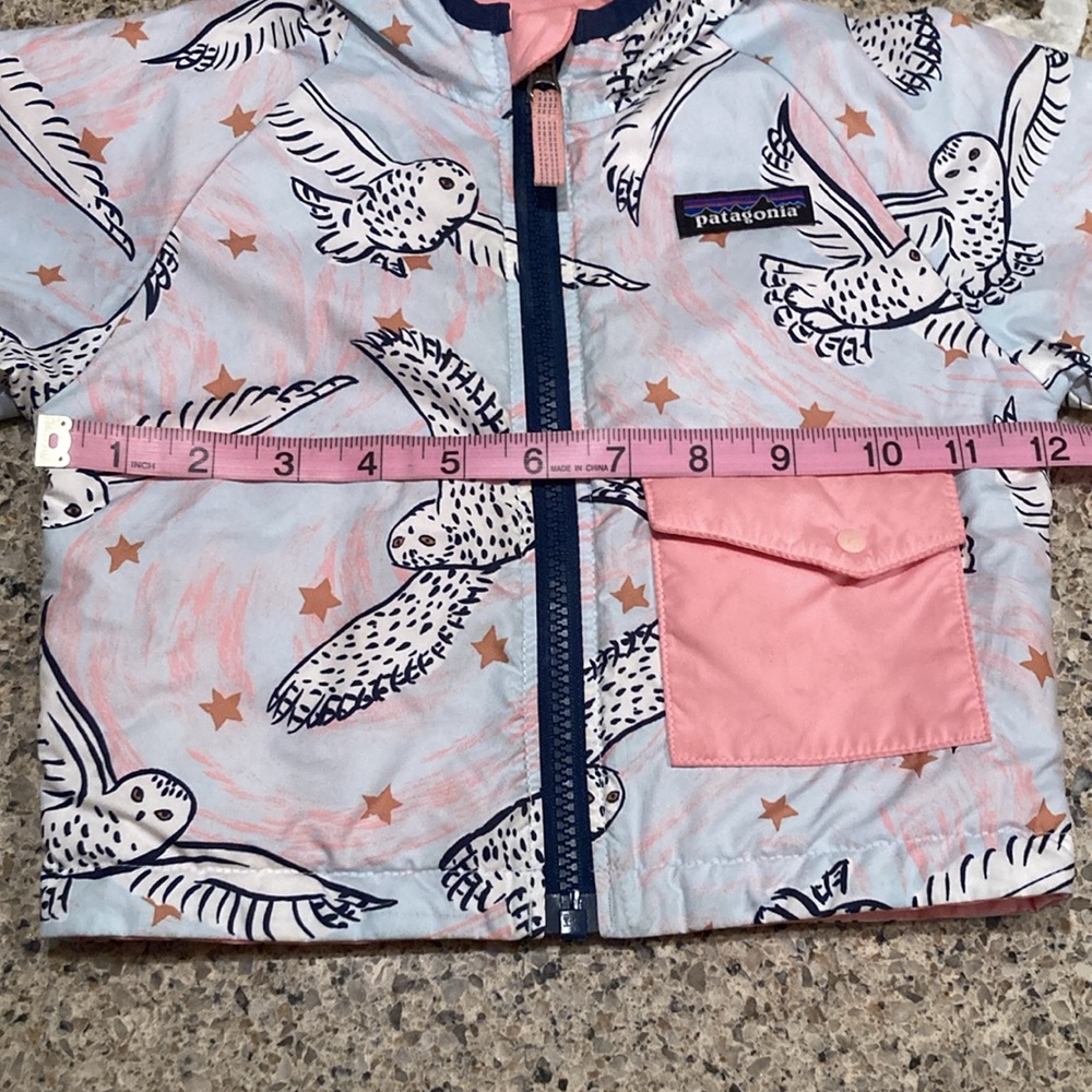 Size 3-6 mos Patagonia reversible hooded jacket - Picture 10 of 11